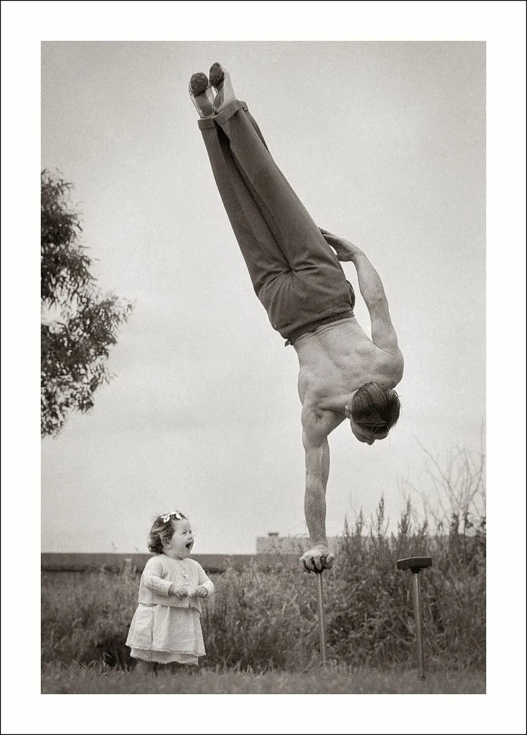 Ретро пап. Забавные ретро фотографии. акробаты ретро. старые фотографии интересные. необычные старые фотографии.