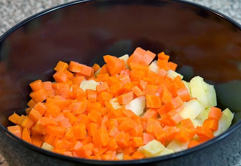 Как варить картошку и морковку для оливье. Картофель и морковь кубиками. морковь нарезанная кубиками. нарезанные овощи для оливье. вареный морковь для салата кубиками.