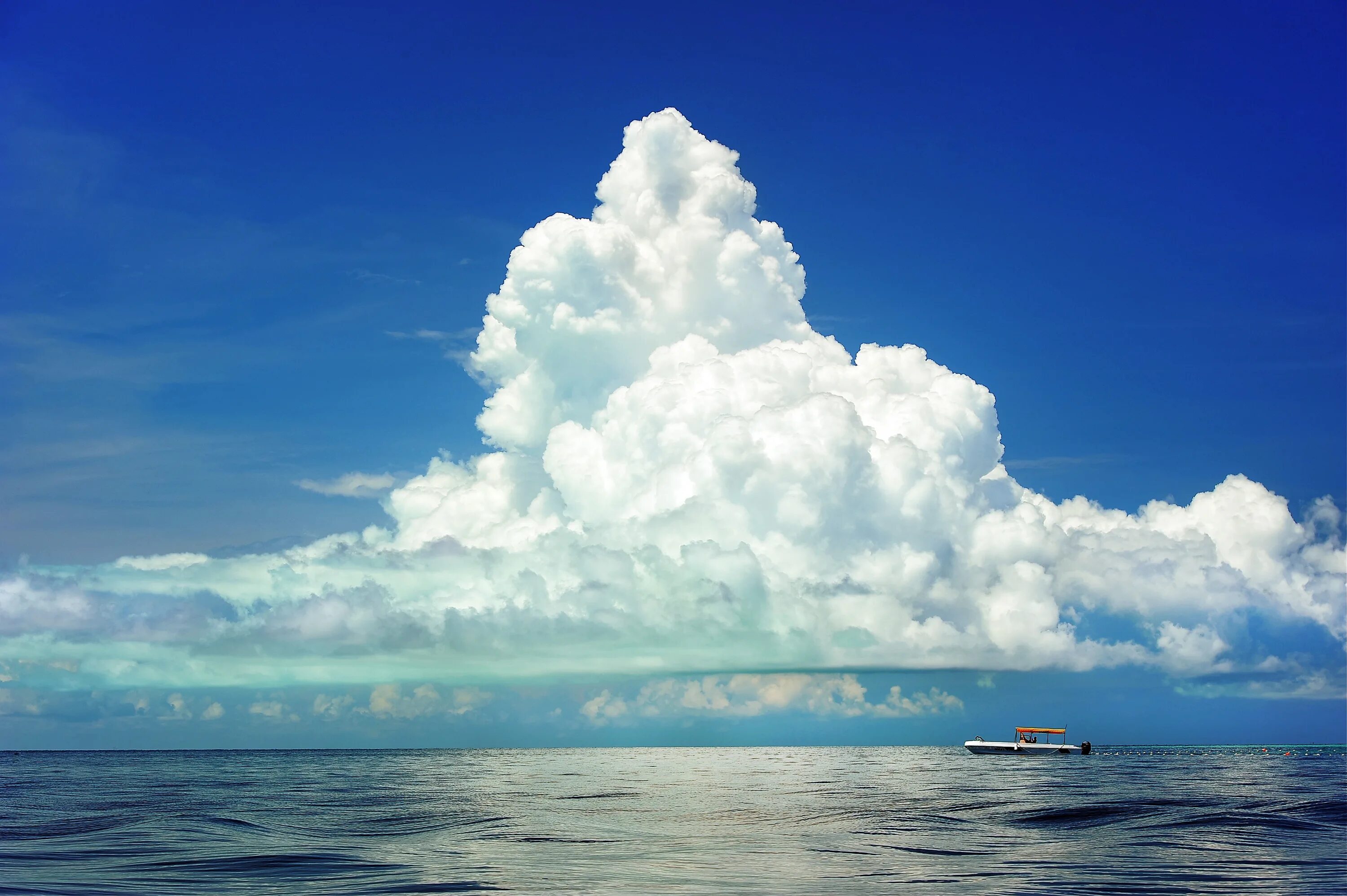 Облака ниже горизонта. Красивые облака. Море облаков. Небо море облака. Облака над морем.