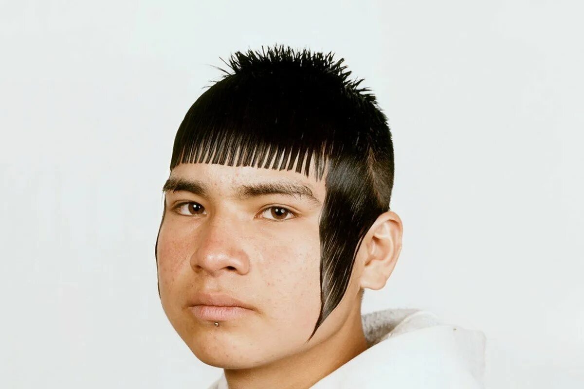 Певица с прямой челкой. Прическа лысая голова с челкой. Штрихкод на голове прическа. Илья прусикин прическа. Прическа грабельки.