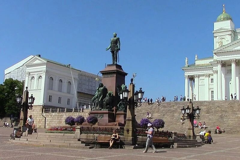 Памятник александру ii хельсинки. Памятник в центре хельсинки императору. памятник александру в хельсинки. площадь в хельсинки с памятником александру.