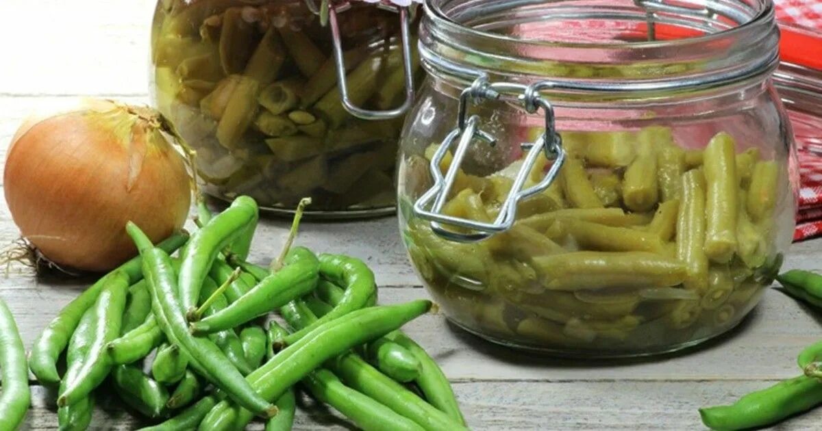 Стручковая фасоль на зиму в банках рецепты. Спаржевая фасоль консервированная. консервация спаржевой фасоли. фасоль зеленая стручковая консервированная. зеленые маринованные стручки.