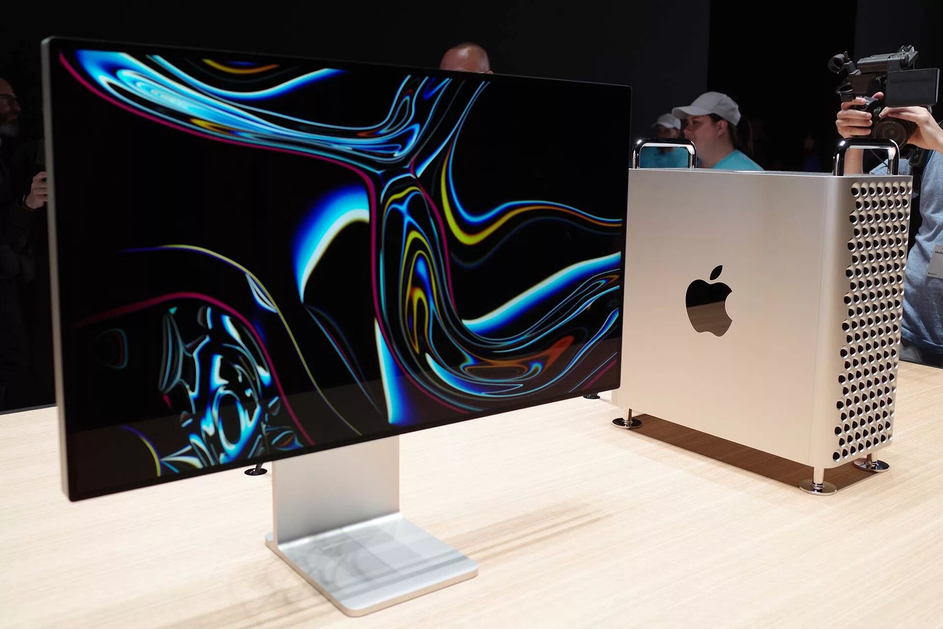 Techno 10 pro экран. Монитор Apple Pro display XDR. Apple HDR display Pro. Монитор эпл про дисплей ХДР. Последняя разработка Apple.