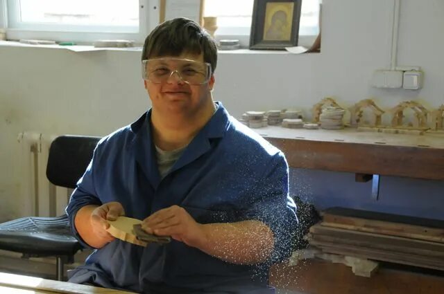 Умственно-отсталый человек. Умственно отсталые мужчины. Отсталый даун. Мальчикссендромом дауна. Смольников александр васильевич.