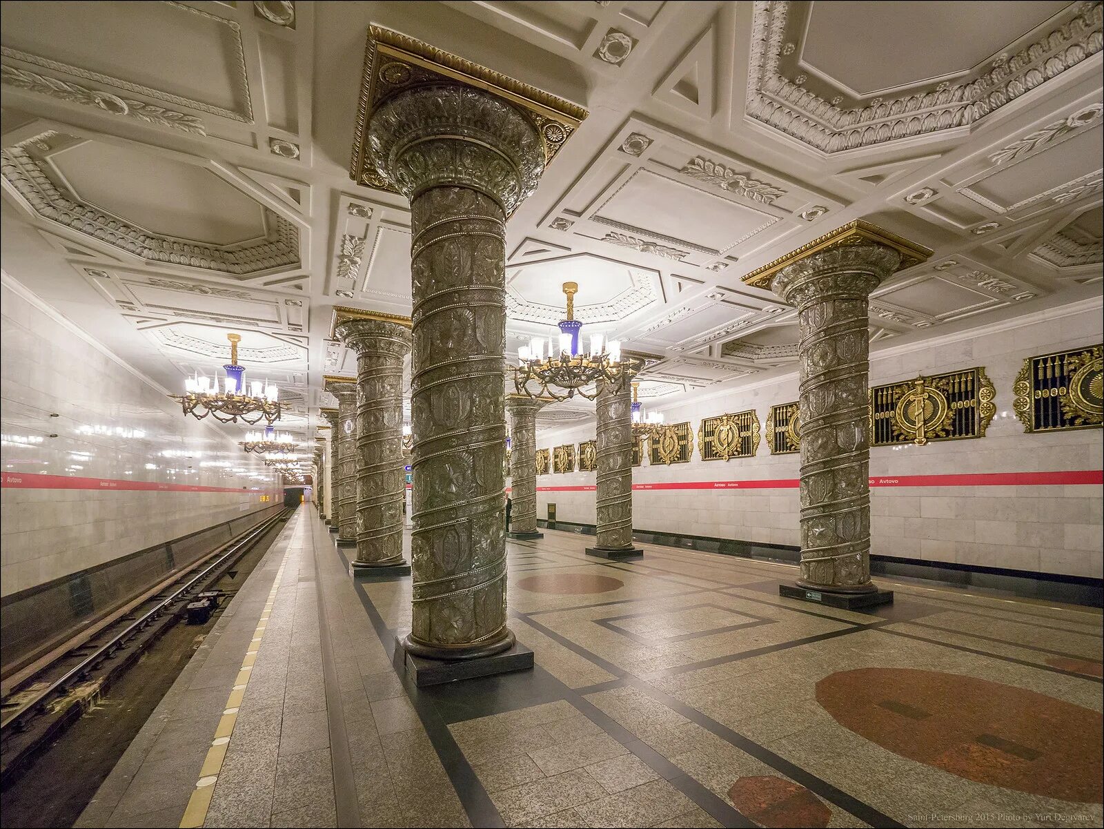 Самая красивая станция метро в петербурге. Автово станция метро Санкт-Петербург. Петербург станция метро Автово. Петербургский метрополитен Автово. Станция Санкт Петербургского метрополитена Автово.