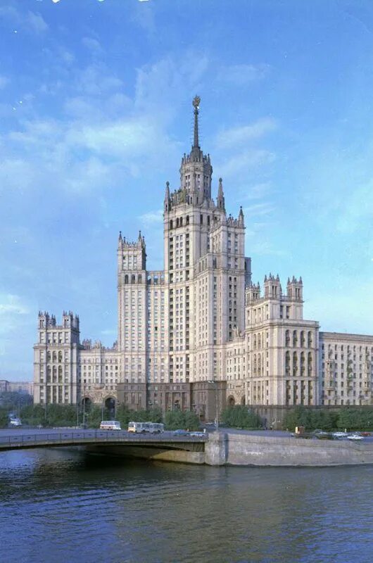 Сталинская высотка в москве на котельнической набережной. Высотное здание на котельнической набережной. Кто автор жилого дома на котельнической набережной. Кто автор жилого дома на котельнической набережной. Сталинская высотка в москве на котельнической набережной.