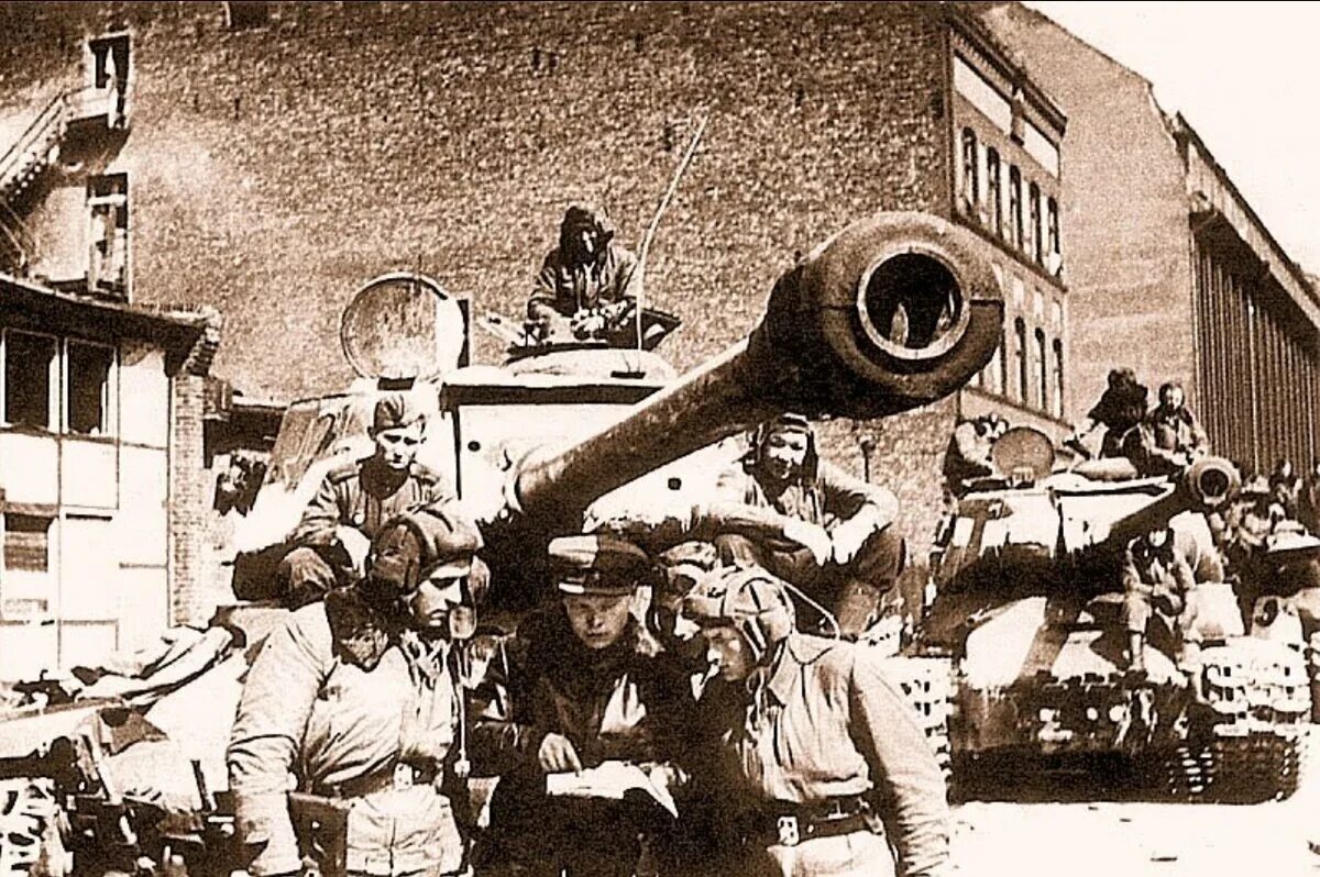 Берлин 5 мая военно фронтов. 2 Гвардейская танковая бригада 1945. Танк ИС 2 В Берлине. РККА В Берлине 1945.