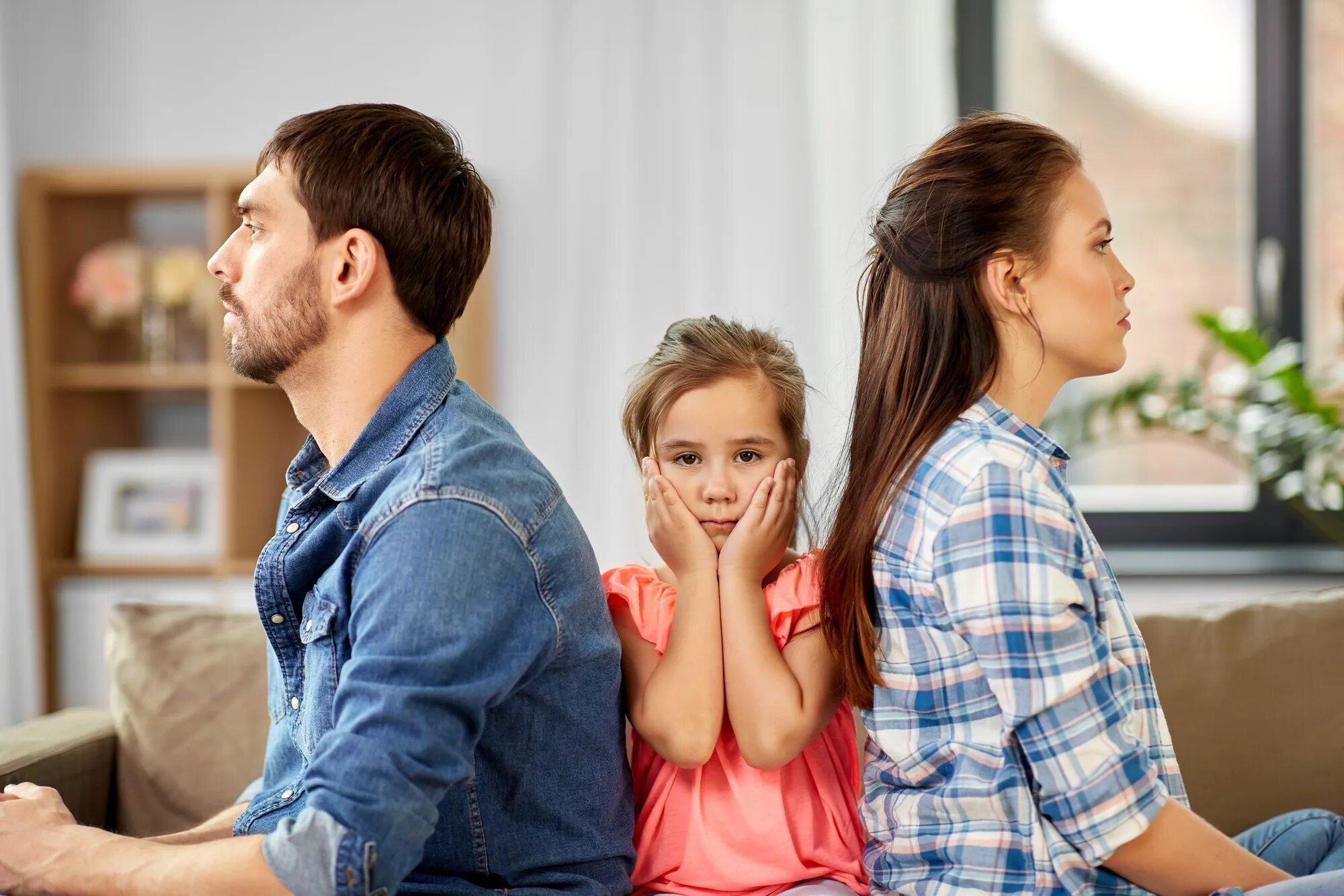 Плохие отношения между родителями. Родители и дети. Несчастливая семья. Воспитание ребенка. Ребенок в не счастливой семье.