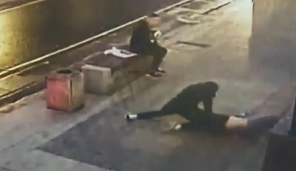 Убийство дебошир в апреле 2021. В центре москвы избили мужчину. Панин видео с мужиком. Очевидцы пьяный в самаре на. Пьяный полицейский лежит.