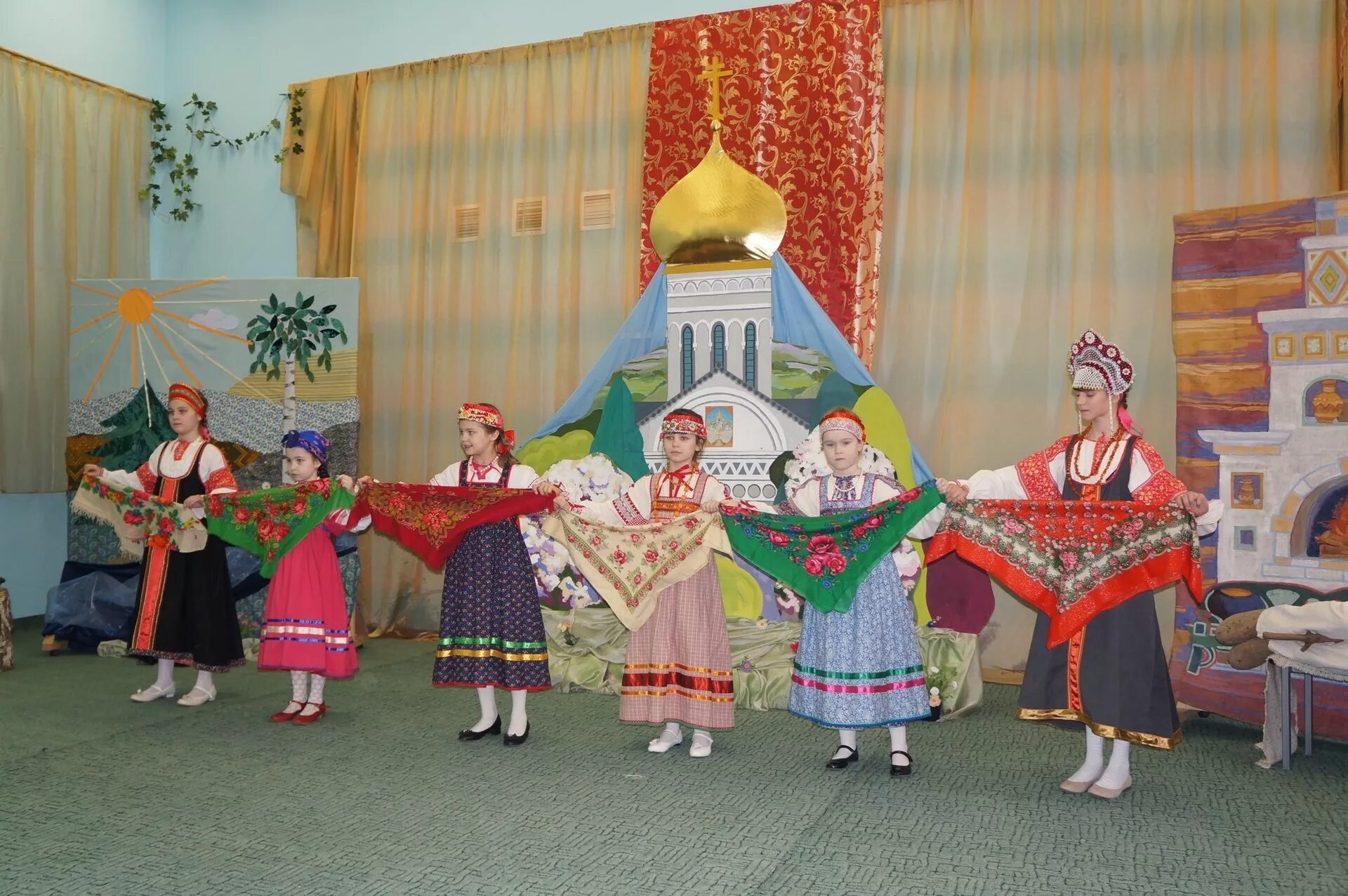 Украшение зала на Пасху. Украшение зала на Пасху в детском саду. Украшение сцены на Пасху. Украшение музыкального зала к Пасхе. Праздник воскресной школы сценарий