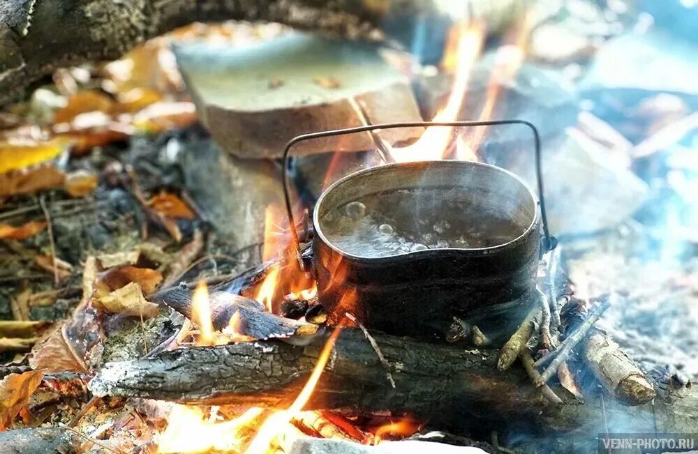 Кипит вода в котле. Котелок на природе. Чай в котелке на костре. Поход костер. Чай в походе.