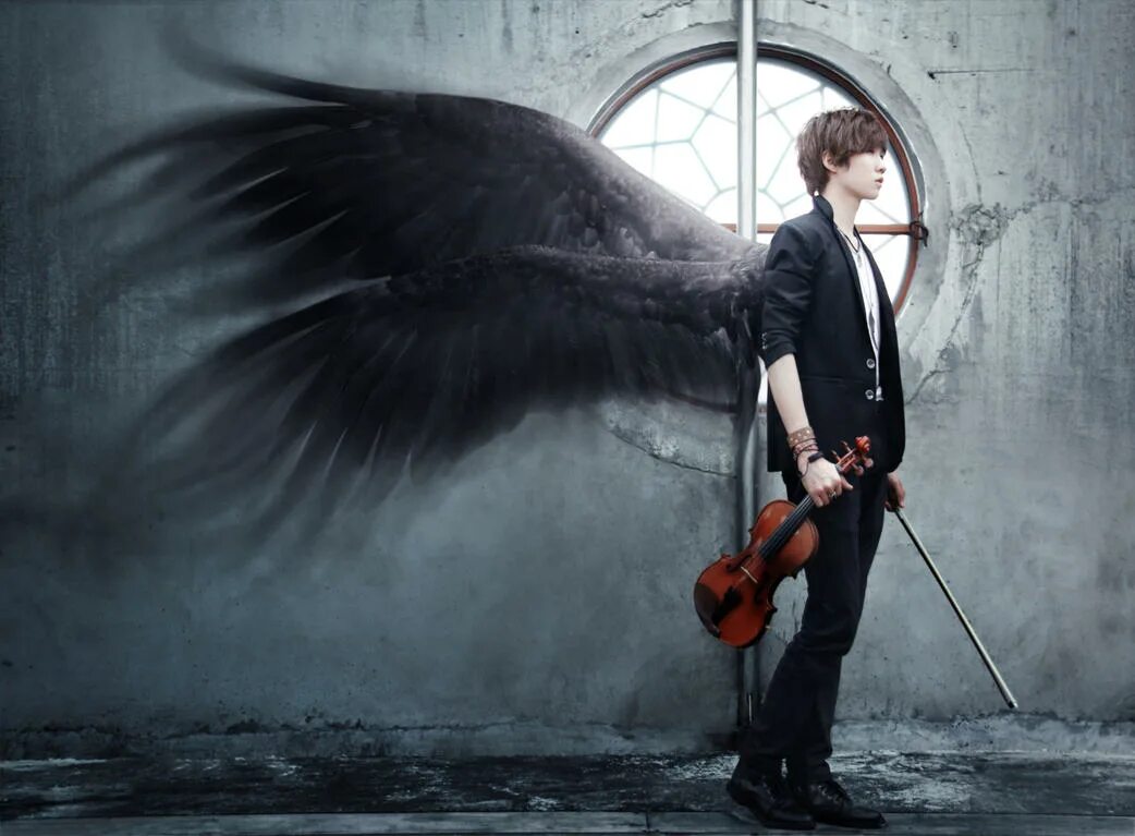 Песня камаза падший ангел. Ангел мужчина. Музыкант фэнтези. Парень со скрипкой. Падший ангел.
