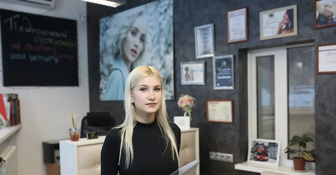 Администратор парикмахерской. Администратор салона красоты. Администратор салона красоты. Администратор салона красоты. Студии красоты вакансии.