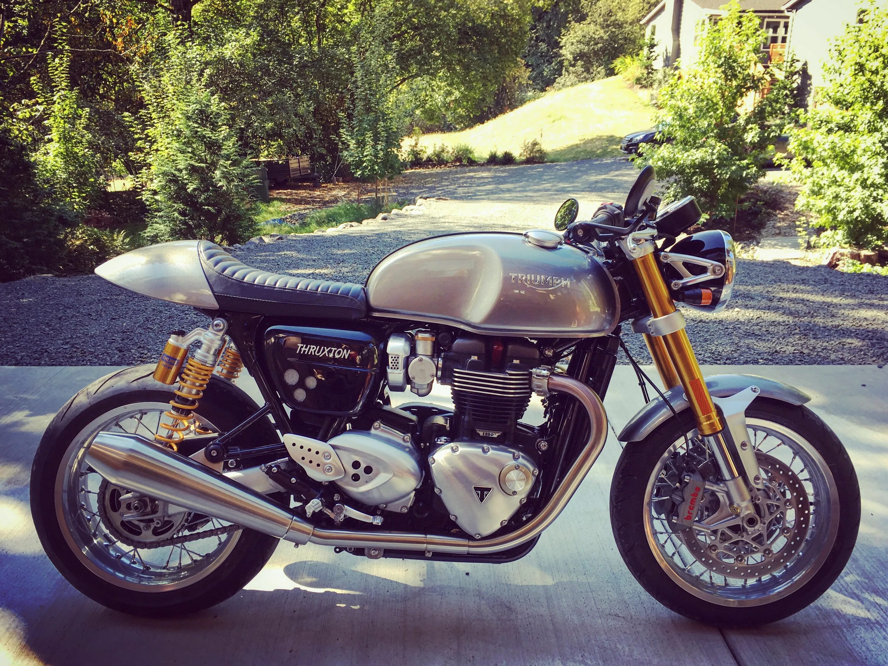 Триумф тракстон. Triumph thruxton 1200 r. triumph thruxton 1200 custom. триумф тракстон 1200 rs. мотоцикл триумф тракстон 2025.