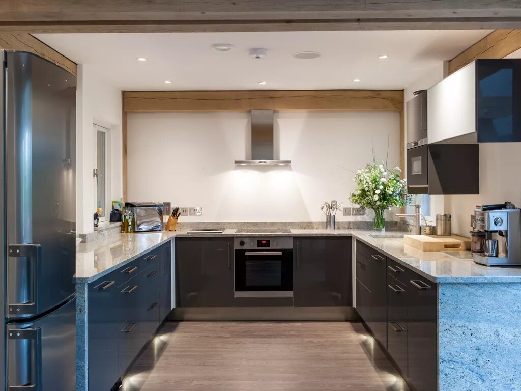 Оранжевая угловая кухня. Деревянные кухни в современном стиле. Образную кухню. Кухонный гарнитур буквой п. П-образная кухня.