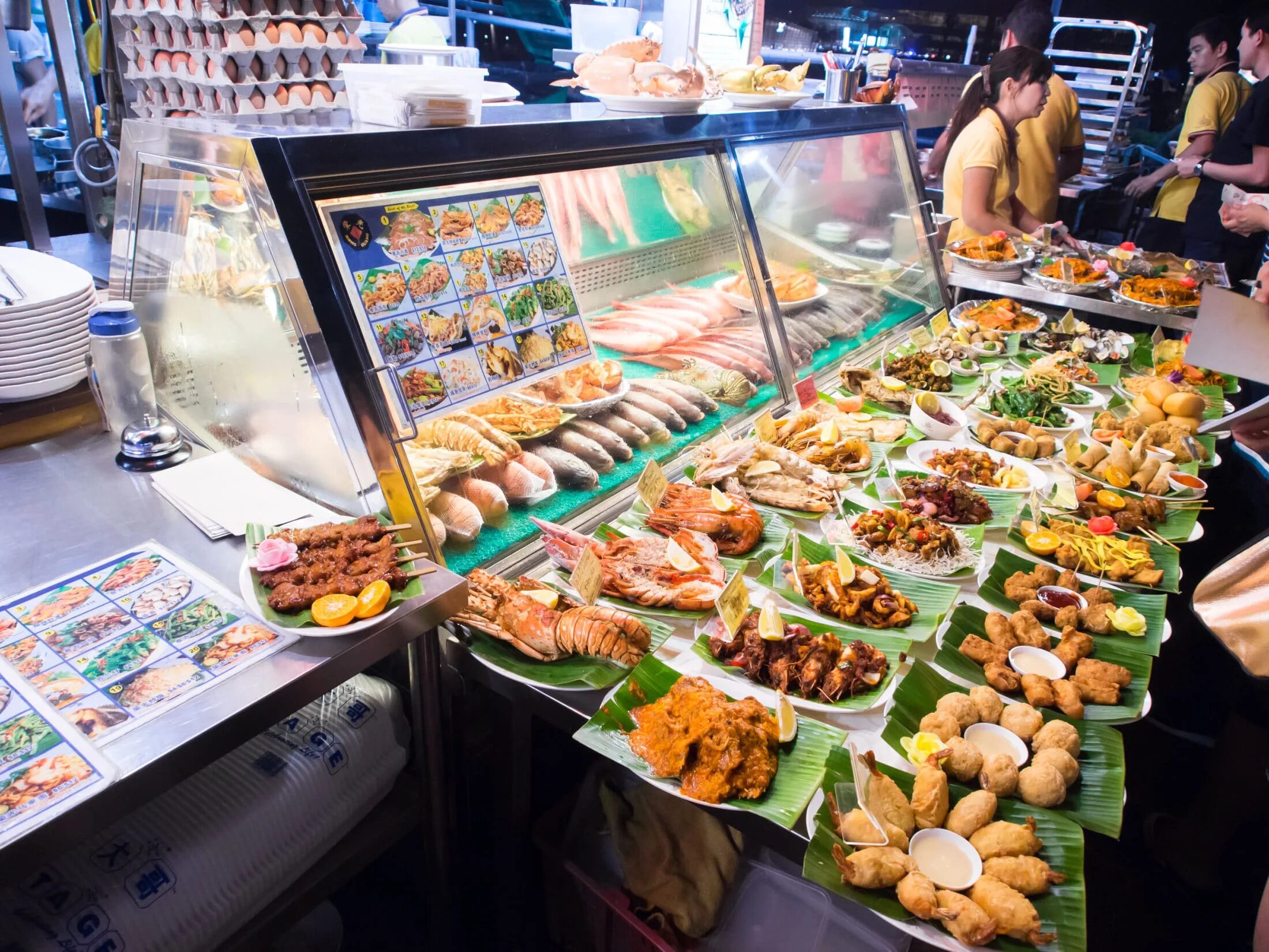 Фуд-корт «food Street».. Фудкорты Сингапура. Таиланд еда. Сингапур уличная еда. Уличный фуд