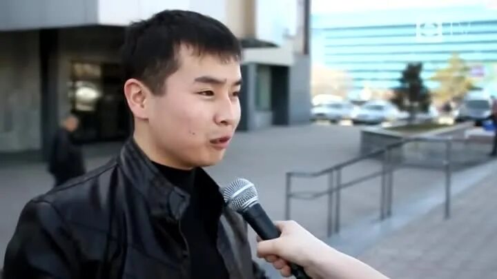 Казах интервью. Казах дает интервью. rofl казахи.