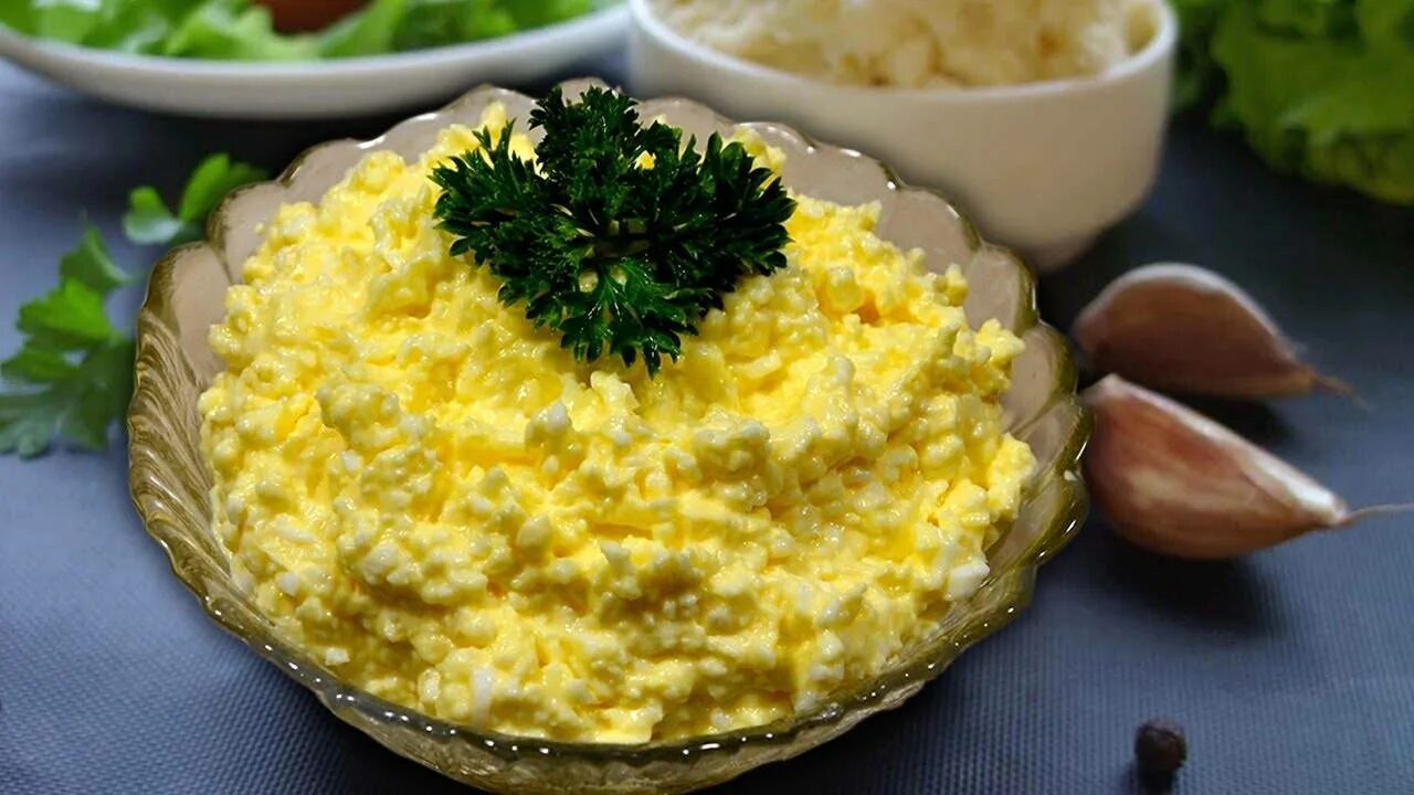 Салат курица сыр яйцо помидор чеснок. Еврейский салат с плавленным сыром и яйцом и чесноком. салат с плавленным сыром и чесноком. салат с плавленным сыром и яйцом. еврейский салат с плавленным сыром.