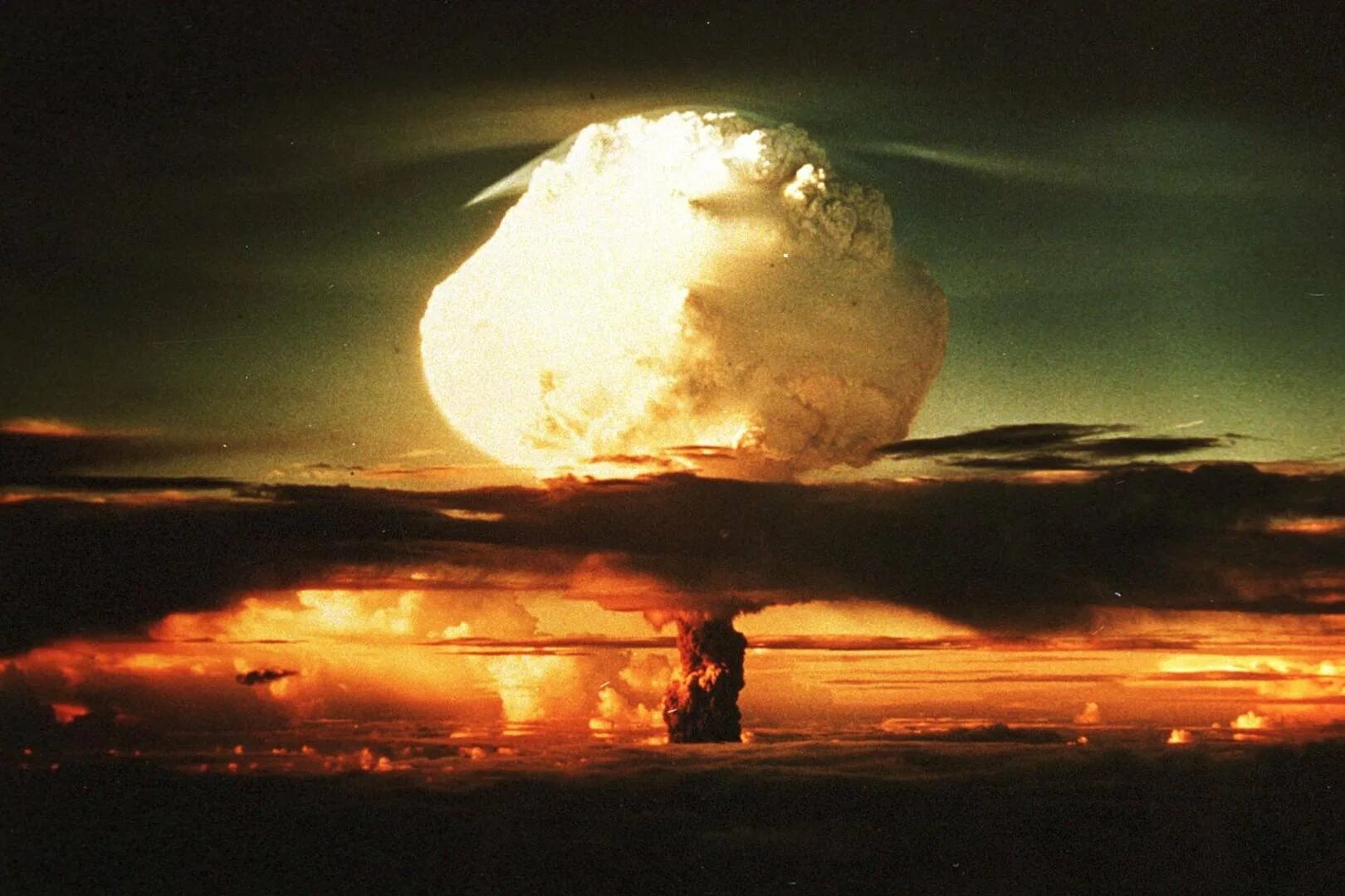 Испытание миром. Взрыв ядерной бомбы. Испытания ядерного оружия. Воздушный ядерный взрыв. Огненный шар ядерного взрыва.