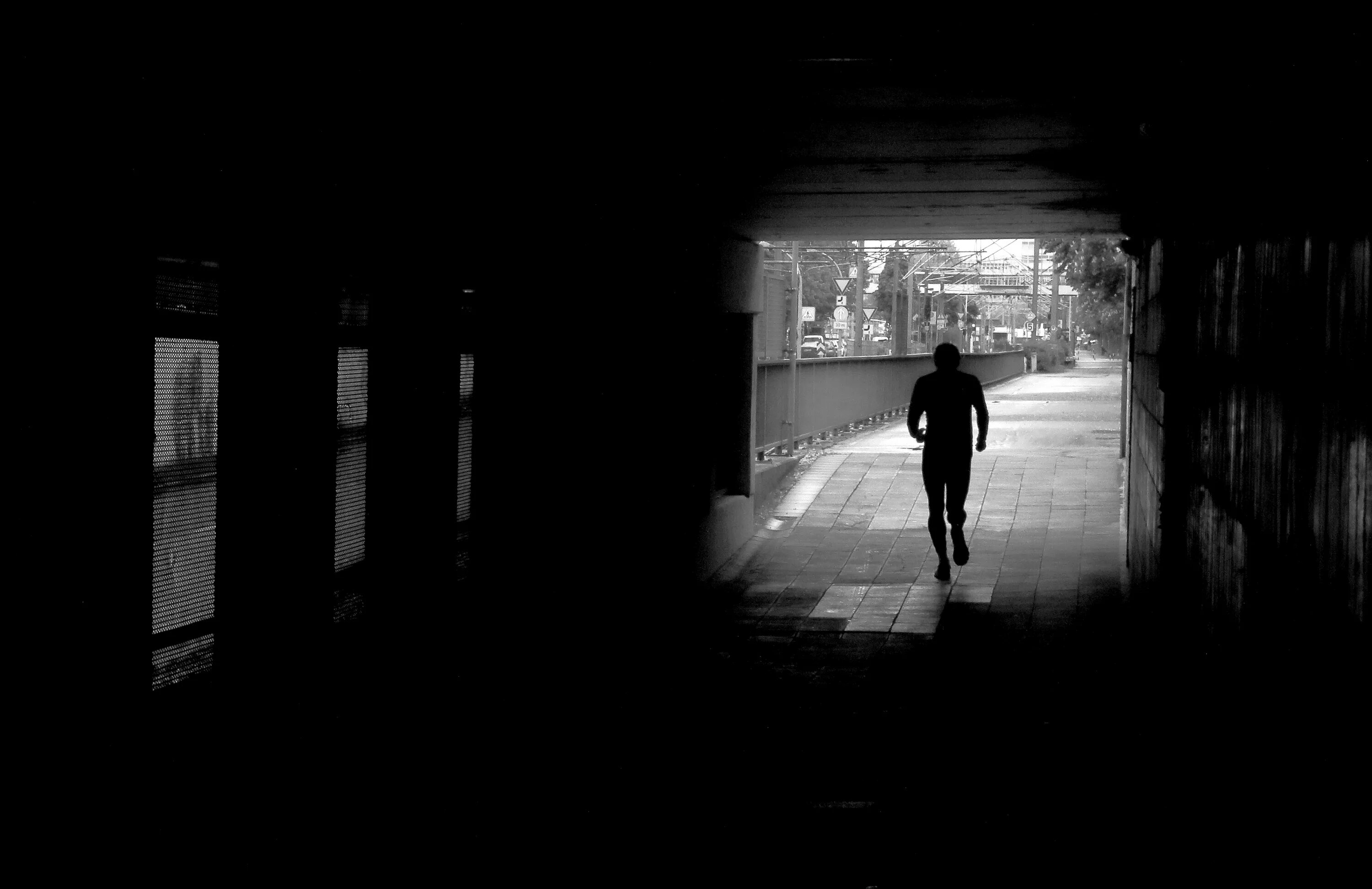 Человек бежит в темноте. Человек в темноте на улице. Бегущий в темноте. Мужчина бежит в темноте. Читать идущий в тени 9