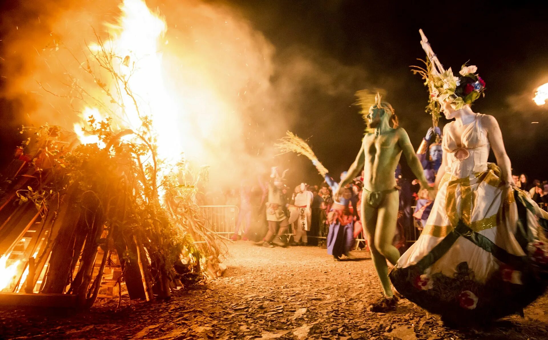 Pagan festival. Самайн праздник древних кельтов. Белтейн фестиваль костер. Самайн и бельтайн в северной ирландии. Pagan festival.