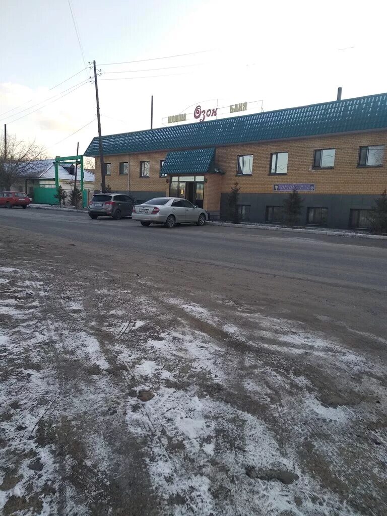 Вешалка для банных веников. Вешалка для халатов в баню. Камни для сауны дунит. Деревянные вешалки для бани. Вешалка для одежды настенная своими руками из дерева.