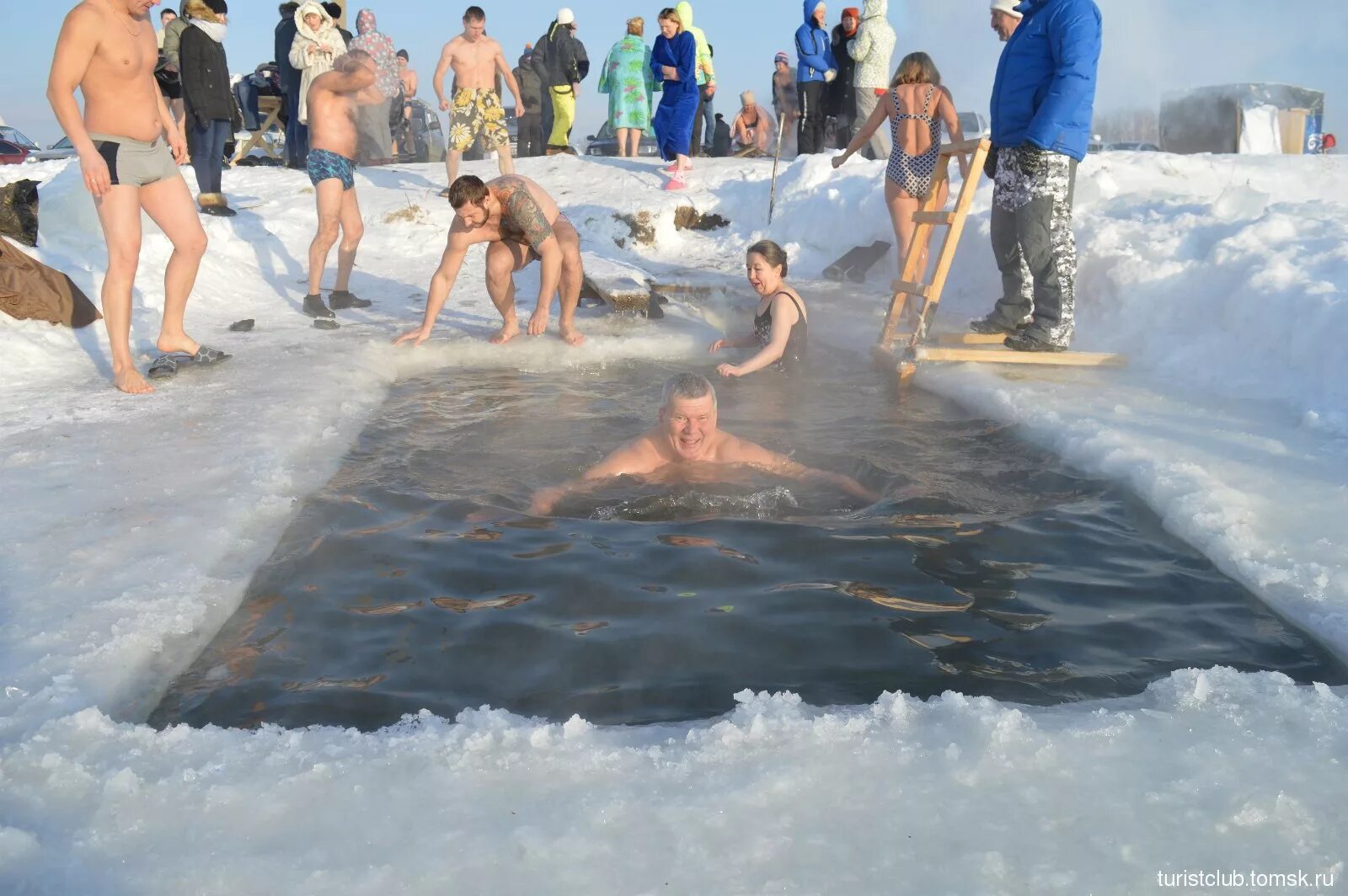 Люди купаются зимою. Купание моржи моржи в проруби. Моржи купаются в проруби. Зимнее купание.