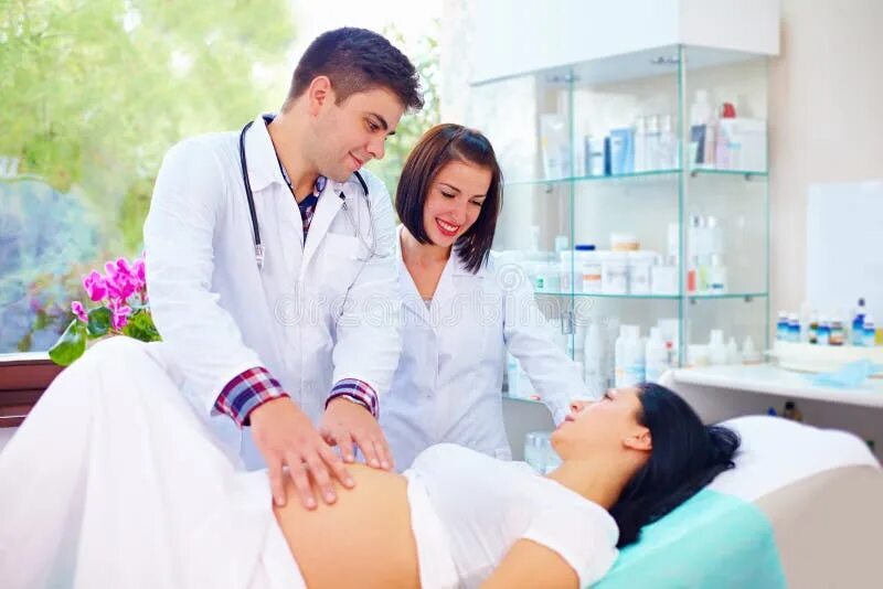 Доктор рожает. Woman delivering baby labor. Как рожают мужчины фото. Доктор рожает. Беременных женщин которые рожают.