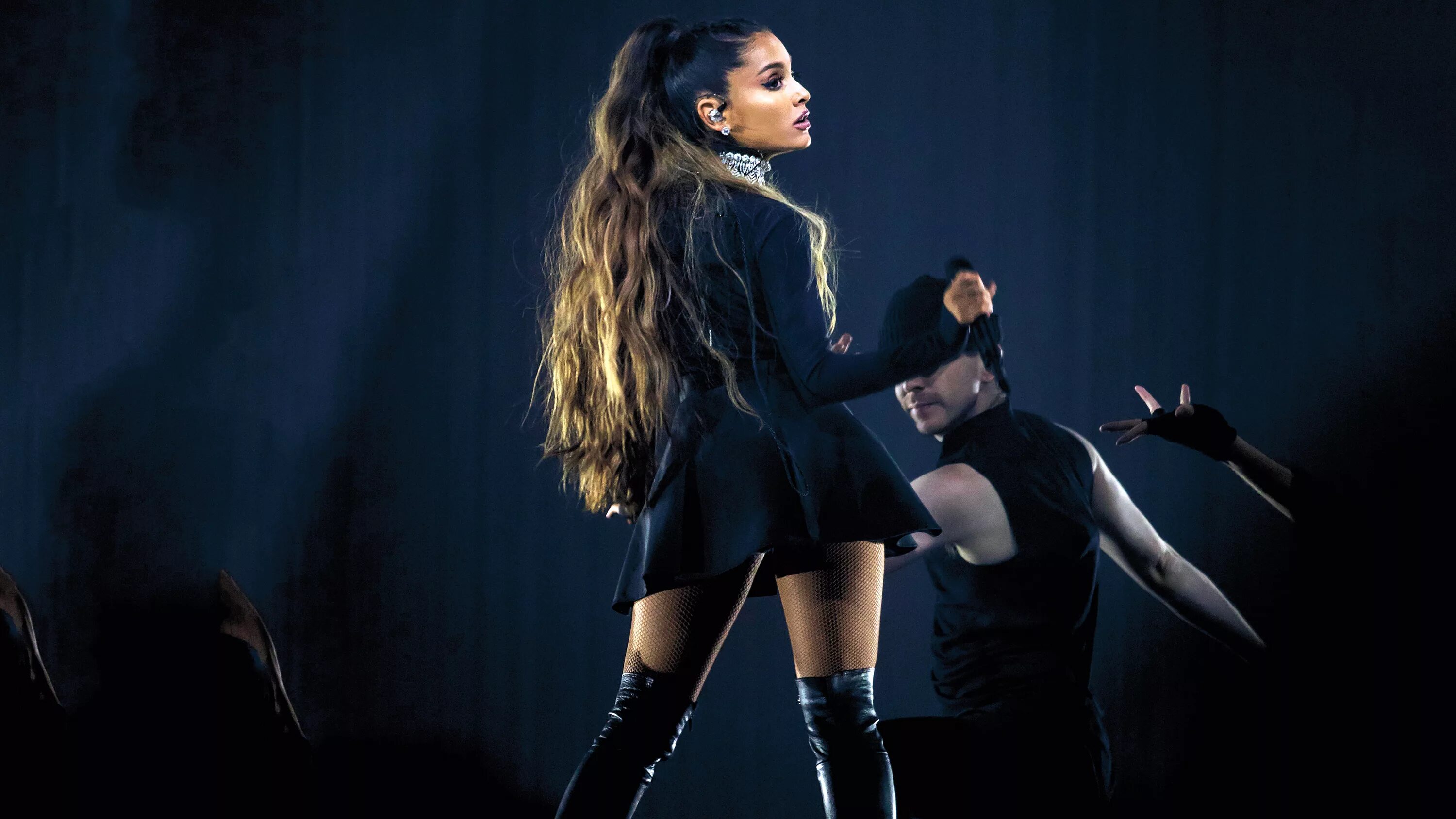 Yes and ariana grande клип. Ариана гранде дуэт. ariana grande photoshoot 2021. ariana grande manchester. образцовый самец 2 ариана гранде.