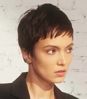 Короткие прически сбоку