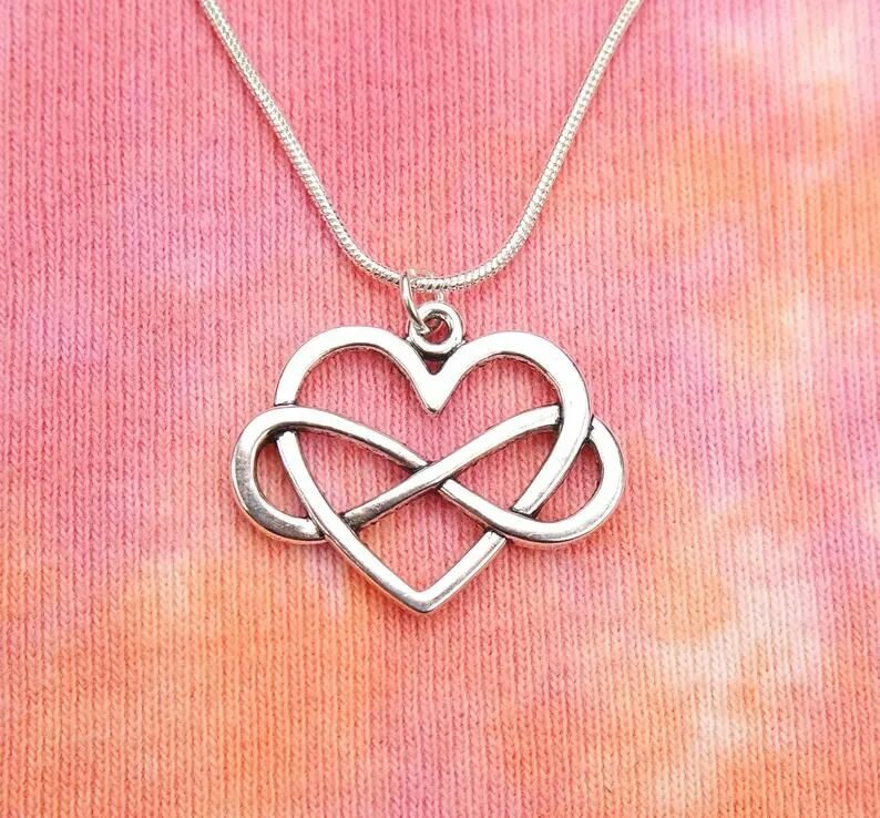 Infinite charm. Зачаровать лук на бесконечность. Тату знак бесконечности. Подвеска бесконечность золото. Зачарованные бесконечность.