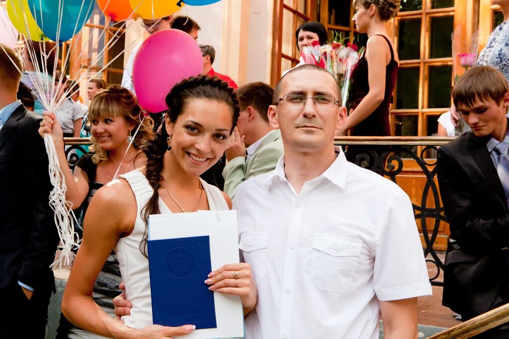 Сценарий вручения дипломов. Родители выпускников. Выпускники с родителями. Фотосессия с семьей на вручение диплома. Торжественная церемония вручения дипломов выпускникам.