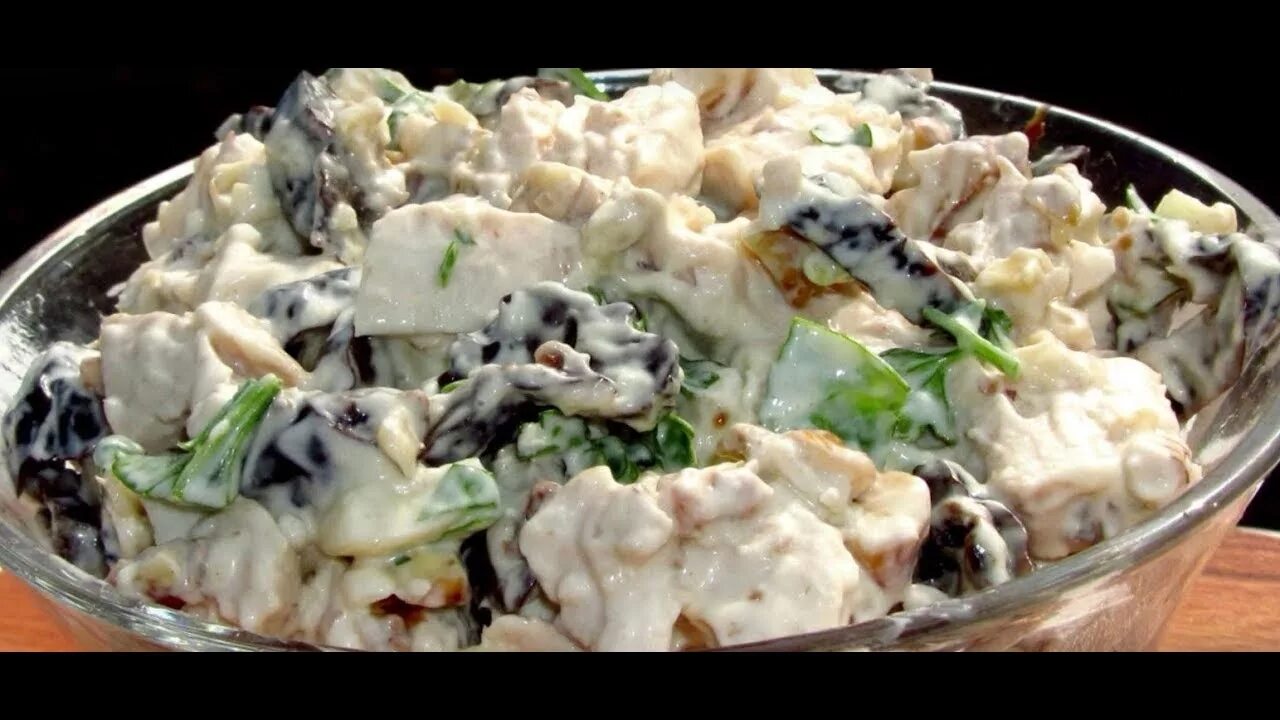 Салат с курицей и черносливом слоеный. Салат с черносливом и курицей и грибами. Рецепт салата курица шампиньоны чернослив. Салат с курицей черносливом и грецким грибами. Салат с черносливом и курицей и грецкими орехами.