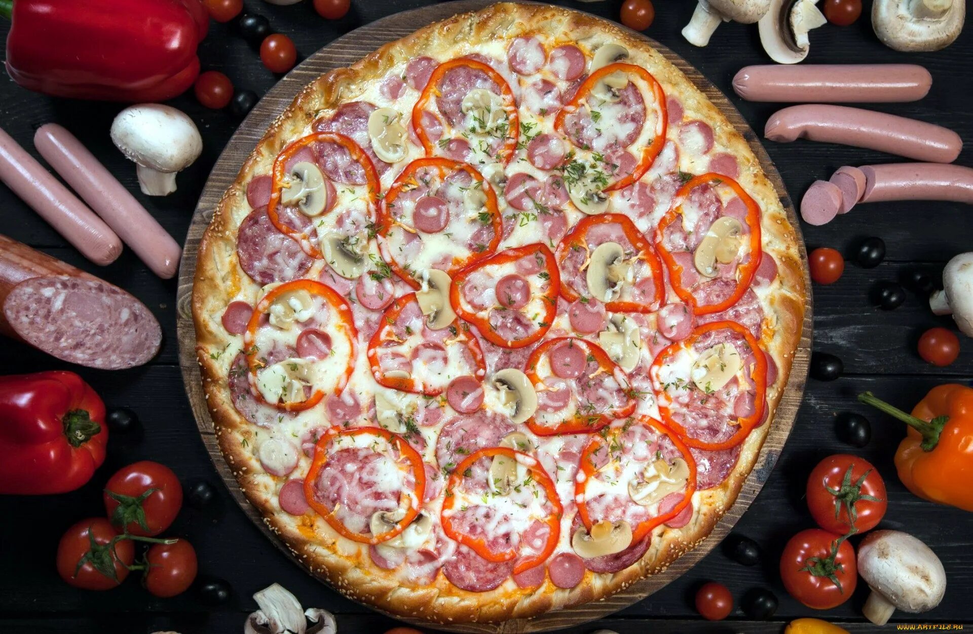 Колбаски грибами. Пицца сервелат томаты. Пицца с колбасой. Пицца с помидорами. Пицца с колбасой и помидорами.