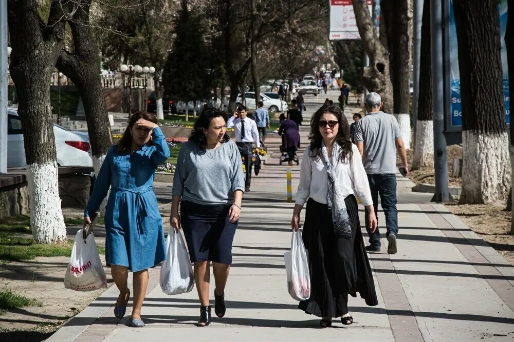 Национальная одежда таджикистана атлас. Как одеваются в узбекистане. Узбекский национальный костюм хорезм. Чакан 2021 курта. Узбекистан свадьба традиции.