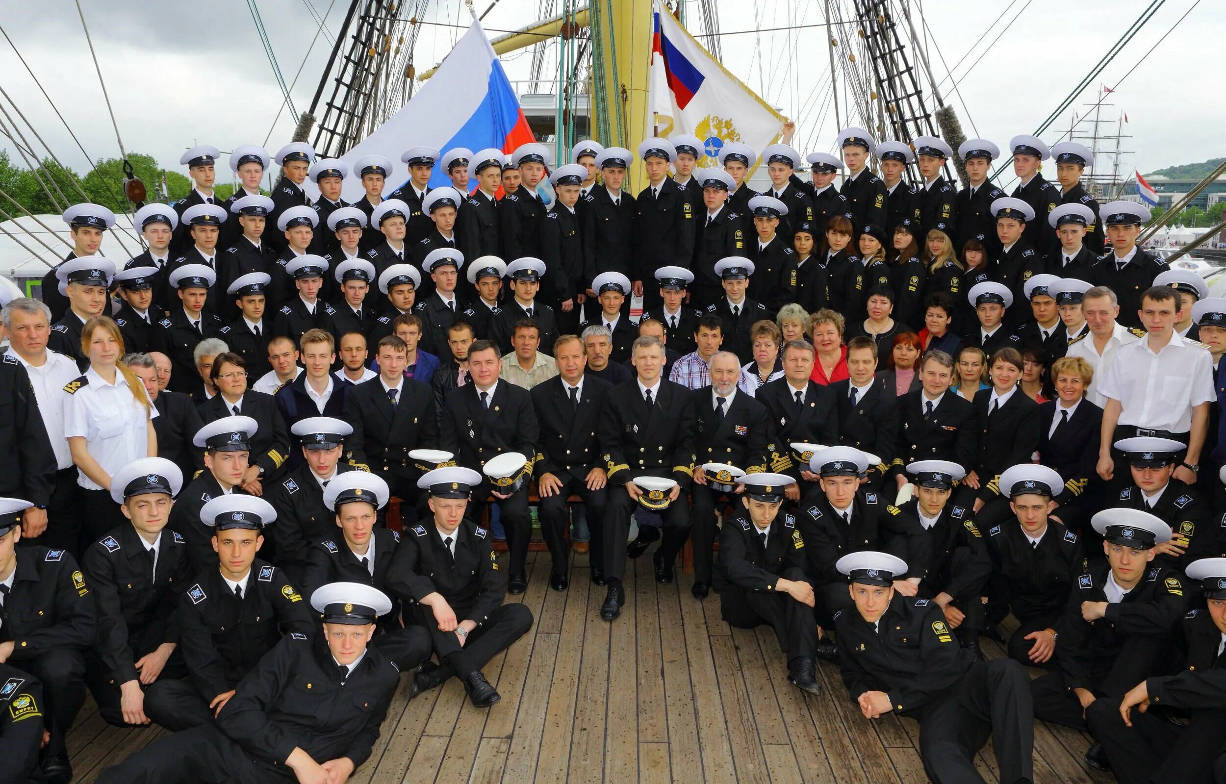 Ships crew. Крузенштерн парусник экипаж. Барк Крузенштерн команда. Парусник Седов экипаж. Барк Седов курсанты.