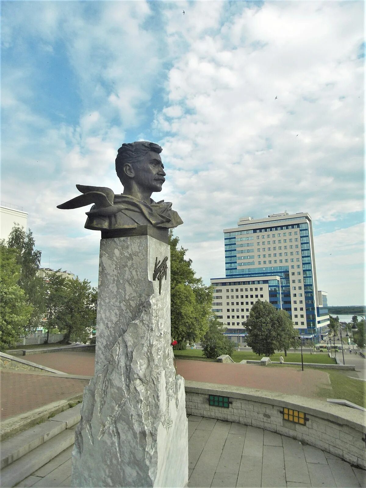 Где установлен памятник александру грину. Бюст грина в кирове. памятник грину киров. памятник грина в кирове на набережной.