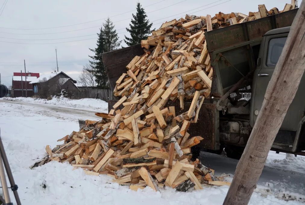 ЗИЛ 157 С дровами. Дрова зимой. Зим с дровами. ГАЗ С дровами.