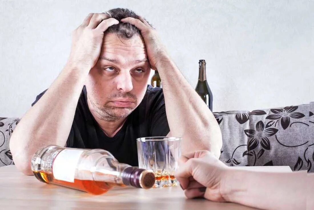 злоупотребление алкоголем. пьющего мужика. алкоголь фото. семья алкоголиков. человек выпивает.