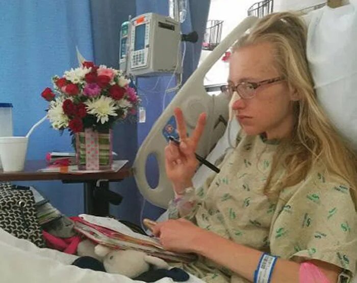 Девушки победившие анорексию. Анорексия стационар. Девушка блондинка в больнице. Девушка анорексия в больнице. Девочки больные анорексией.