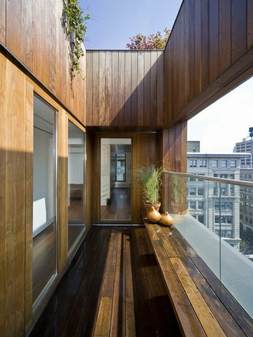 Современный деревянный балкон. Балкон обшитый деревом. Деревянная лоджия. Современные деревянные лоджии. Ламинированный балкон