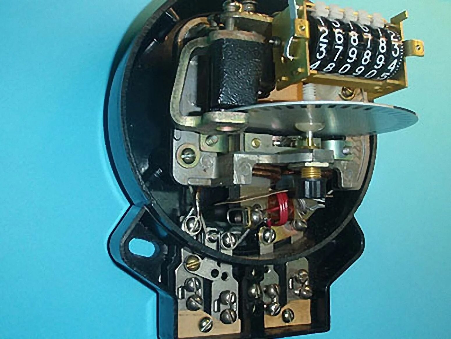 Конструкция трехфазного индукционного счетчика. Концевой выключатель дверей шахты лифта. Выберите старое устройство. Индукционный счетчик 40а изнутри. 02.