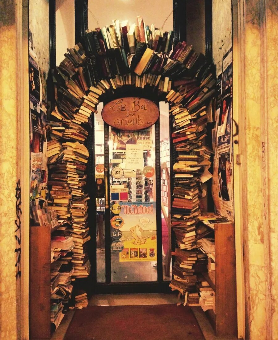 Книга входите. Книжное кафе. книжная арка. бар-книга а. инсталляция из дверей.
