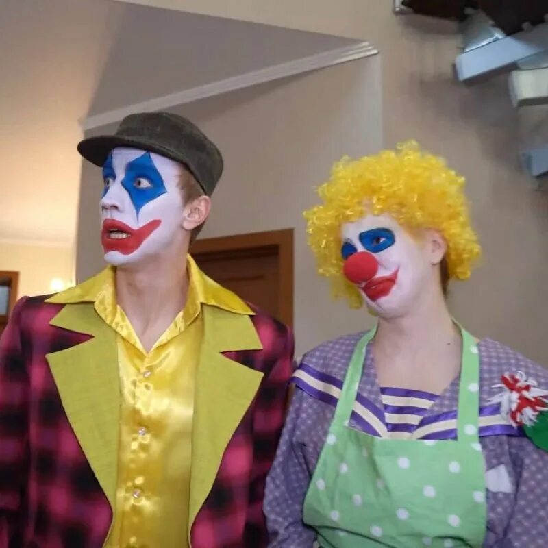 Детские аниматоры клоуны. Костюм клоуна для детей. Клоун на празднике. Родители клоуна. Дом добрых сердец тула клоуны.