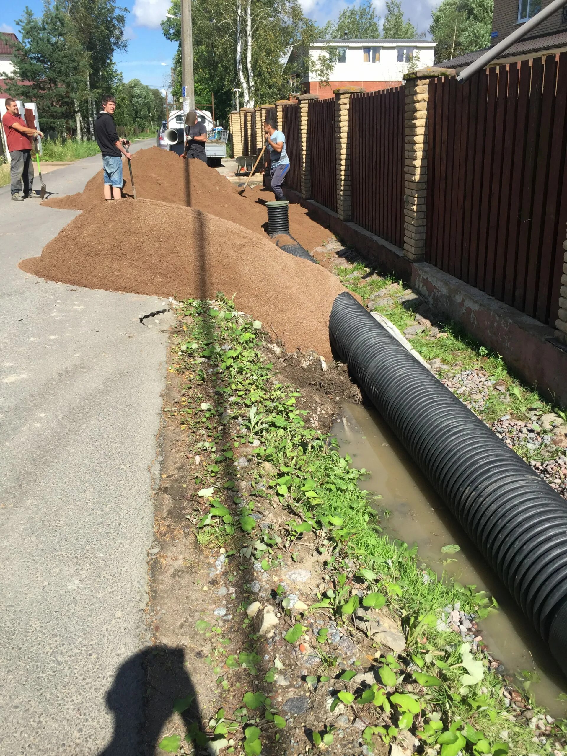 Труба вдоль участка. Труба дорожная канава Петрович. Политек трубы ливневка. 315 Труба для ливневой канавы.