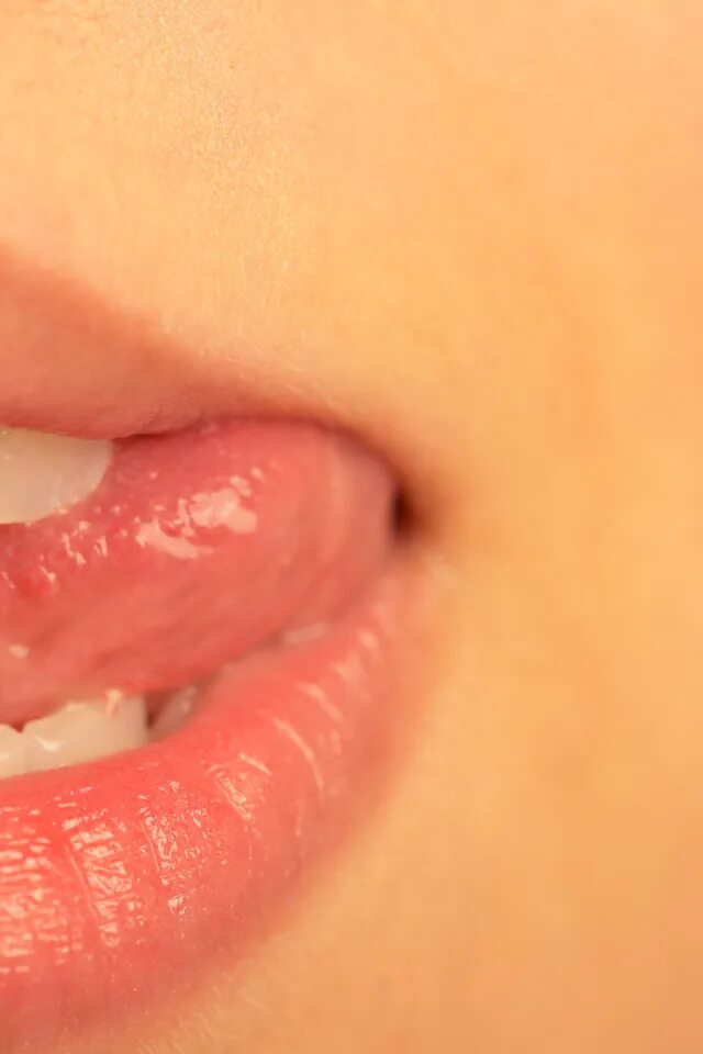 Рот девушки с языком. Девушка с языком. Губы с языком. Женские губы. Облизывание губ.