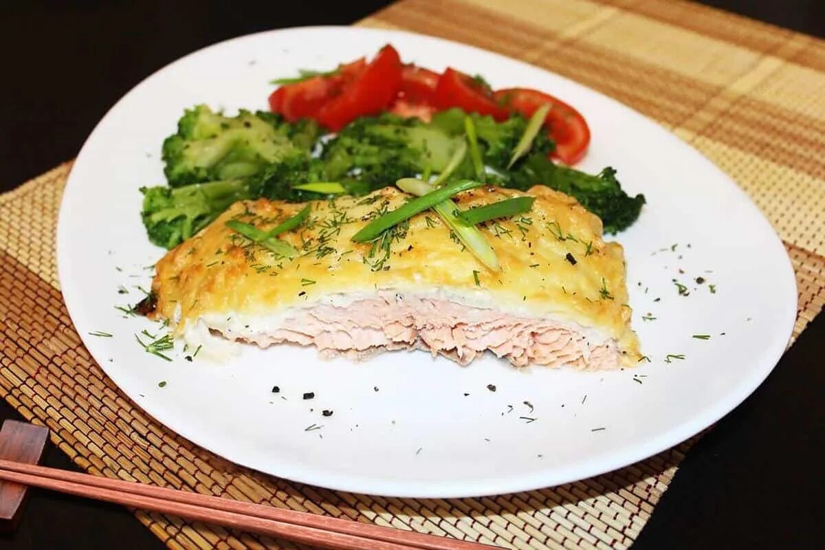 Горбуша с овощами и сыром в духовке. Рыба запеченная под шубой. горбуша под сыром. рыба под сыром. горбуша с сыром.