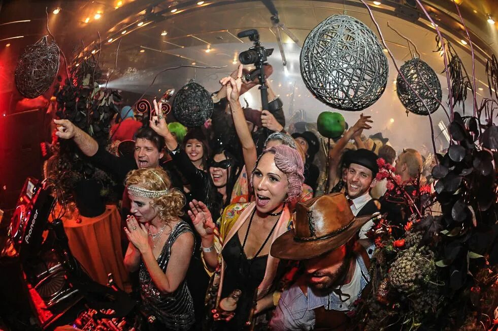 Костюмированные вечеринки на хэллоуин. Афтер хэллоуин пати. Джек скеллингтон и салли косплей. After helloween. Black desert мебель на хэллоуин.