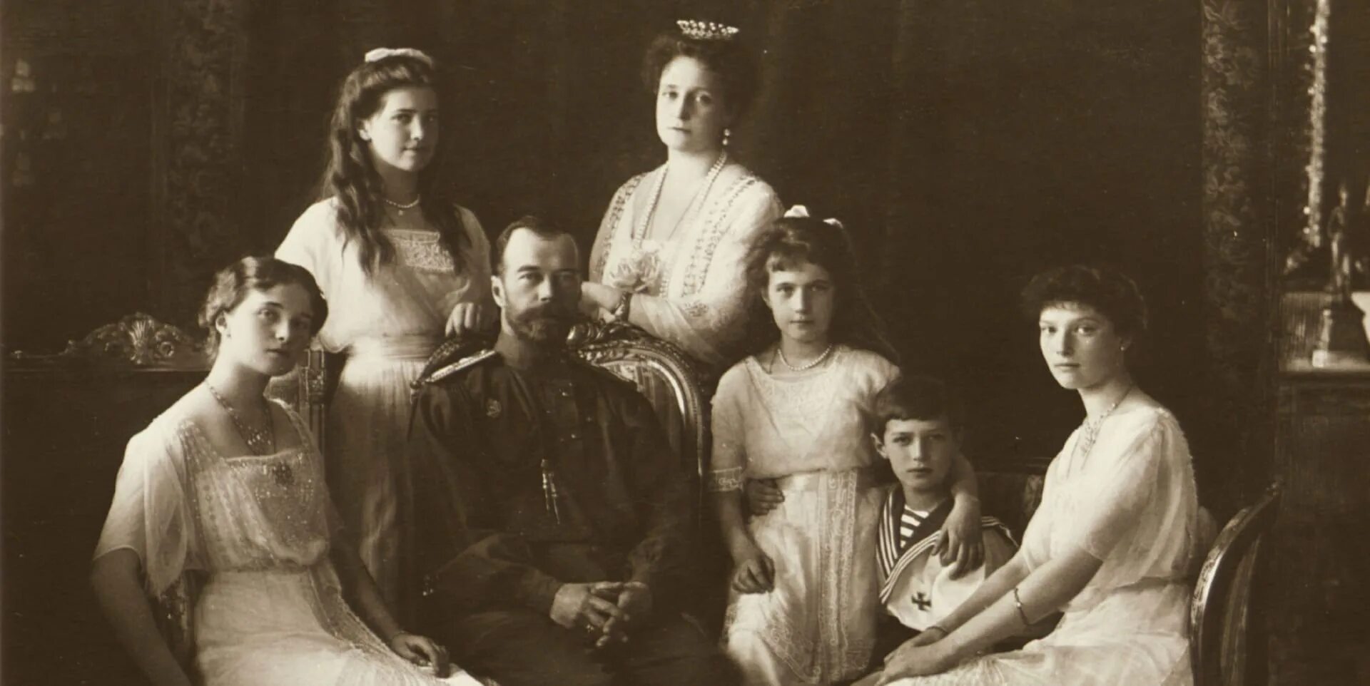 портрет царской семьи николая 2. императорская семья романовых. фото семьи николая 2 перед расстрелом. романовы династия семья николая. вся царская семья николая 2.
