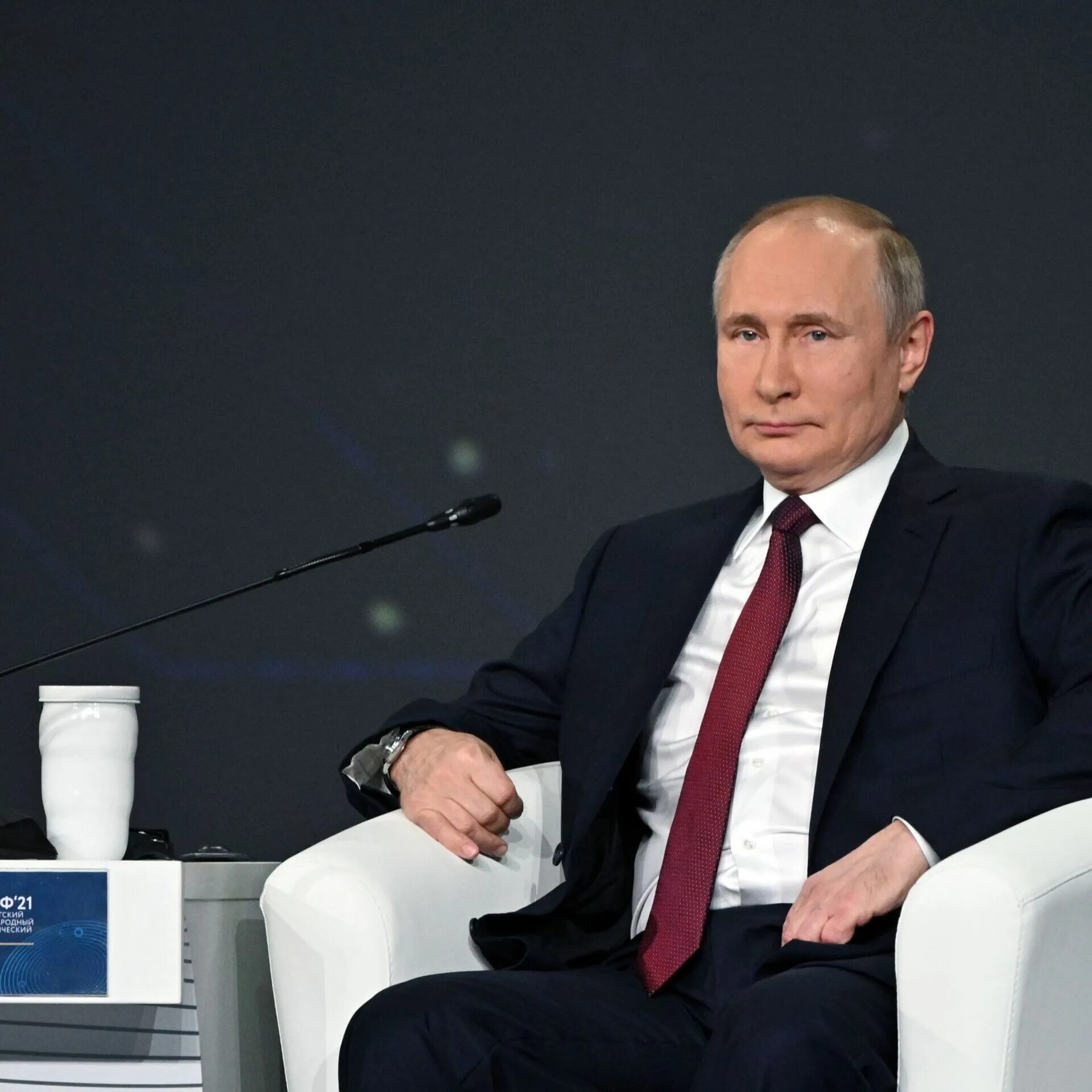 Российский флаг песня. Российский выступать. Российский флаг на олимпиаде. Российский выступать. Выступление с российскими флагами.